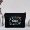 Detaillierte Nahaufnahme der schwarzen Canvas Kosmetiktasche mit süßem Ladegerät Motiv. - Chargers Schwarz Stil (63)