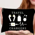 Detailaufnahme einer schwarzen Kosmetiktasche mit Reisegeräte-Druck, Reißverschluss und Design. - Digitale Silhouette Stil (68)