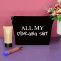 Schwarze Kosmetiktasche mit Reißverschluss und witzigem Buchstaben-Druck, ideal für Zubehör. - All My Charging Shit Stil (72)