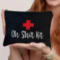 Schwarze Kosmetiktasche aus Segeltuch mit Reißverschluss, rotem Kreuz und weißem Text. - Oh Shit Kit Stil (78)