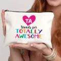 Detailansicht der weißen Kosmetiktasche aus Segeltuch mit Herz und buntem Textaufdruck. - Regenbogen Herz Buchstaben Stil