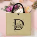 Personalisierte Jute-Tragetasche mit Blumen-Monogramm, perfekt für Strandurlaub und Geschenke. - Buchstabe D