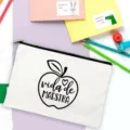 Canvas teacher pencil pouch detail shot showing apple graphic and Spanish text design. - White Apple Fresh Education Style (9)