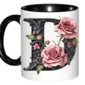 Vue détaillée d'une tasse en céramique avec lettre monogramme vintage D et roses roses. - Vintage Gris Foncé Lettre D