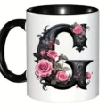Tasse a cafe en ceramique personnalisee avec lettre G noire et roses roses fleuries. - Style Gothique Lettre G