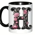 Tasse en céramique avec lettre H ornée et roses roses, idéale pour un usage quotidien. - Lettre Anglaise Artistique H