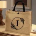 Detailansicht der Jute-Tragetasche mit floralem Buchstaben I Design, ideal zum Einkaufen. - Blumen-Buchstabe I