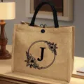 Jute-Tragetasche mit schwarzen Henkeln und Blumen-Monogramm J für Strand Einkaufen Reisen. - Blumen-Buchstabe J