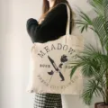 Λεπτομερής όψη της vintage τσάντας tote από καμβά με γραφική εκτύπωση και χωρητικότητα. - Εγχειρίδιο Ανθοπωλείου / L