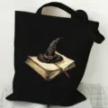 Schwarze Leinentasche mit Hexenhut und Buchdruck, Halloween Freizeittasche Shopper. - Stil 3 / 35*40cm