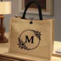 Jutetasche mit Blumen-Buchstabe M Design, ideal für Freizeit Einkaufen, Strand und tägliche Reisen. - Blumen-Buchstabe M