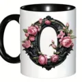 Vue détaillée de la tasse en céramique avec cadre noir vintage orné de roses roses. - Cadre Floral Vintage O