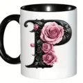 Gros plan détaillé d'une tasse en céramique avec lettre gothique P et roses roses. - Lettre Noire Gothique P