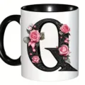 Tasse à café en céramique élégante avec un motif floral de lettre Q et une anse noire. - Lettre Capitale Artistique Q