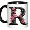 Tasse à café en céramique avec lettre R florale, anse et intérieur noirs de qualité. - Motif de Vigne Lettre R