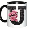 Tasse à café en céramique avec lettre noire élégante U et roses roses, beau mug de style. - Lettre 3D Noire U
