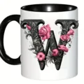 Tasse à café en céramique personnalisée avec un design floral élégant en W et poignée noire. - Lettre Capitale Design W