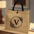 Personalisierte Jute-Tragetasche mit Blumen-Buchstabe V, ideal für Strand und Reisen. - Blumen-Buchstabe V