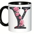 Tasse à café en céramique blanche avec anse noire et motif floral de roses roses Y - Lettre Gothique Foncée Y