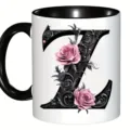 Tasse à café en céramique avec lettre florale Z élégante, roses roses et poignée noire. - Lettre Capitale Gothique Z
