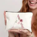 Detailaufnahme der Canvas Kosmetiktasche mit rosafarbenem Buchstaben A und Blumen. - Buchstabe A