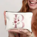 Detailansicht der weißen Canvas Kosmetiktasche mit schönem Blumenmuster und Initial B. - Buchstabe B
