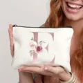 Leinwand Kosmetiktasche mit elegantem Buchstaben E und Blumenmuster für die tägliche Aufbewahrung. - Buchstabe E