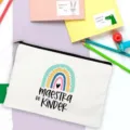 Detailed view of white canvas pencil pouch featuring colorful rainbow and Spanish teacher text. - White Rainbow Apple Style (8)