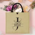 Personalisierte Jute-Tragetasche mit Anfangsbuchstabe und Name, ideale Strand- und Geschenktasche. - Buchstabe J