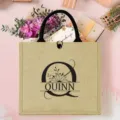 Personalisierte Jute Handtasche mit Blumen Monogramm und robusten schwarzen Henkeln für Strand. - Buchstabe Q