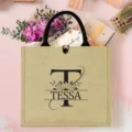 Detailansicht der personalisierten Jute-Tasche mit dem Buchstaben T und Blumenprint. - Buchstabe T