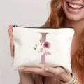 Detaillierte Ansicht der Buchstaben Canvas Kosmetiktasche mit Blumenmotiv für die tägliche Aufbewahrung. - Buchstabe I
