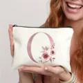 Leinwand Kosmetiktasche mit pinkem Buchstabe O und Blumenmuster Detail, sicherer Reißverschluss. - Buchstabe O