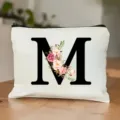Nahaufnahme Detail der personalisierten Blumen Buchstabe M Kosmetiktasche mit Reißverschluss. - M