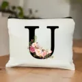 Nahaufnahme des Canvas Make-up-Beutels mit elegantem Buchstaben U und schönem Blumenprint. - Buchstabe U