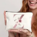 Detailansicht der weißen Kosmetiktasche aus Canvas mit elegantem floralem Buchstaben Z. - Buchstabe Z