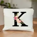 Moderne Kosmetiktasche aus Leinwand mit Buchstabe K und Blumenmuster für Reisen. - Buchstabe K