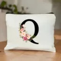 Personalisierte weiße Kosmetiktasche mit schwarzem Buchstaben Q und feinem Blumenprint. - Buchstabe Q