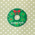 Nahaufnahme eines runden Weihnachts-Geschenkanhängers mit Kranz-Motiv auf Stoff-Hintergrund - Runde Girlande Stil / 100 Stück/Packung