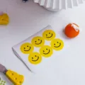 Mignons autocollants visage souriant jaune emballage cadeau deco 6 pcs par feuille - 6 Pièces/Ensemble / Style Tout Visage Souriant Jaune