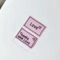 Roze rechthoekige wenskaarten met handgeschreven liefdestekst en hartjes voor cadeaus. - 30 Stuks/Pak (thanks and love 9*5.4cm)
