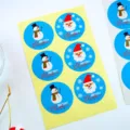 Détails des autocollants de Noël ronds bleus avec mignon Père Noël et bonhomme de neige. - 6 Pièces/Paquet / Bleu