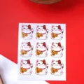 Nahaufnahme von Maneki-neko Aufklebern, ideal für Backwaren und Snackverpackungen. - Ein Bogen Mit 9 Aufklebern / 9 Stück