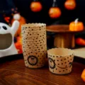 Vue détaillée des caissettes à cupcakes en papier kraft d'Halloween à pois. - Style Couronne / 50 Pièces/Paquet