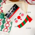 Vista dettagliata della busta regalo in plastica natalizia con decorazione di pupazzo di neve. - pupazzo di neve natalizio / Confezione da 25