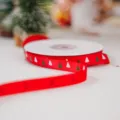 Primo piano di un nastro natalizio rosso con alberi verdi perfetto per pacchetti regalo. - Nastro Poliestere Albero di Natale / Rosso
