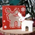 Candela profumata di Natale a forma di alce con scatola rossa, decorazione festiva ideale e regalo. - Renna Bianca (Pera Inglese e Fresia) / 1 Pezzo/Confezione