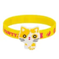 Nahaufnahme des süßen Katzen-Silikonarmbands mit gelbem Band und 3D-Cartoon-Katzen-Anhänger. - Gelber Stil (02)