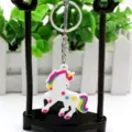 Niedlicher PVC weicher Einhorn Schlüsselanhänger mit Metallring und bunten Mähnen. - Einhorn-Stil 2
