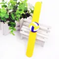 Détail du bracelet slap en silicone volley-ball, jouet jaune avec ballon 3D pour les enfants. - Style Volleyball Jaune
